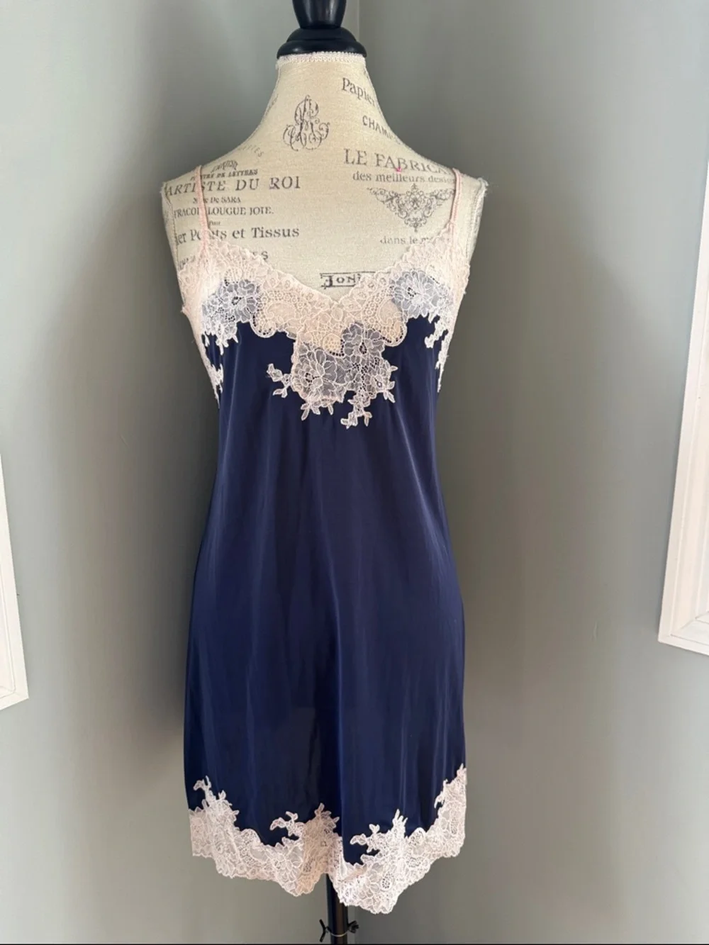 Natori‎ Enchanted blue satiny lace trimmed chemise EUC size small